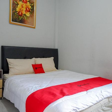 Отель Reddoorz Near Jalan Adi Sucipto Solo Экстерьер фото