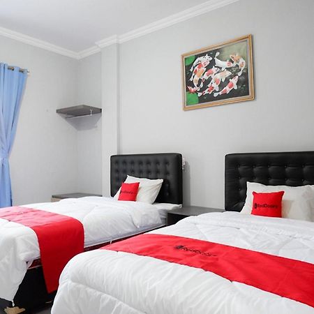 Отель Reddoorz Near Jalan Adi Sucipto Solo Экстерьер фото