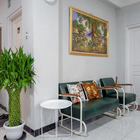 Отель Reddoorz Near Jalan Adi Sucipto Solo Экстерьер фото