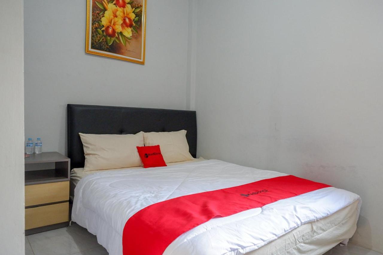 Отель Reddoorz Near Jalan Adi Sucipto Solo Экстерьер фото