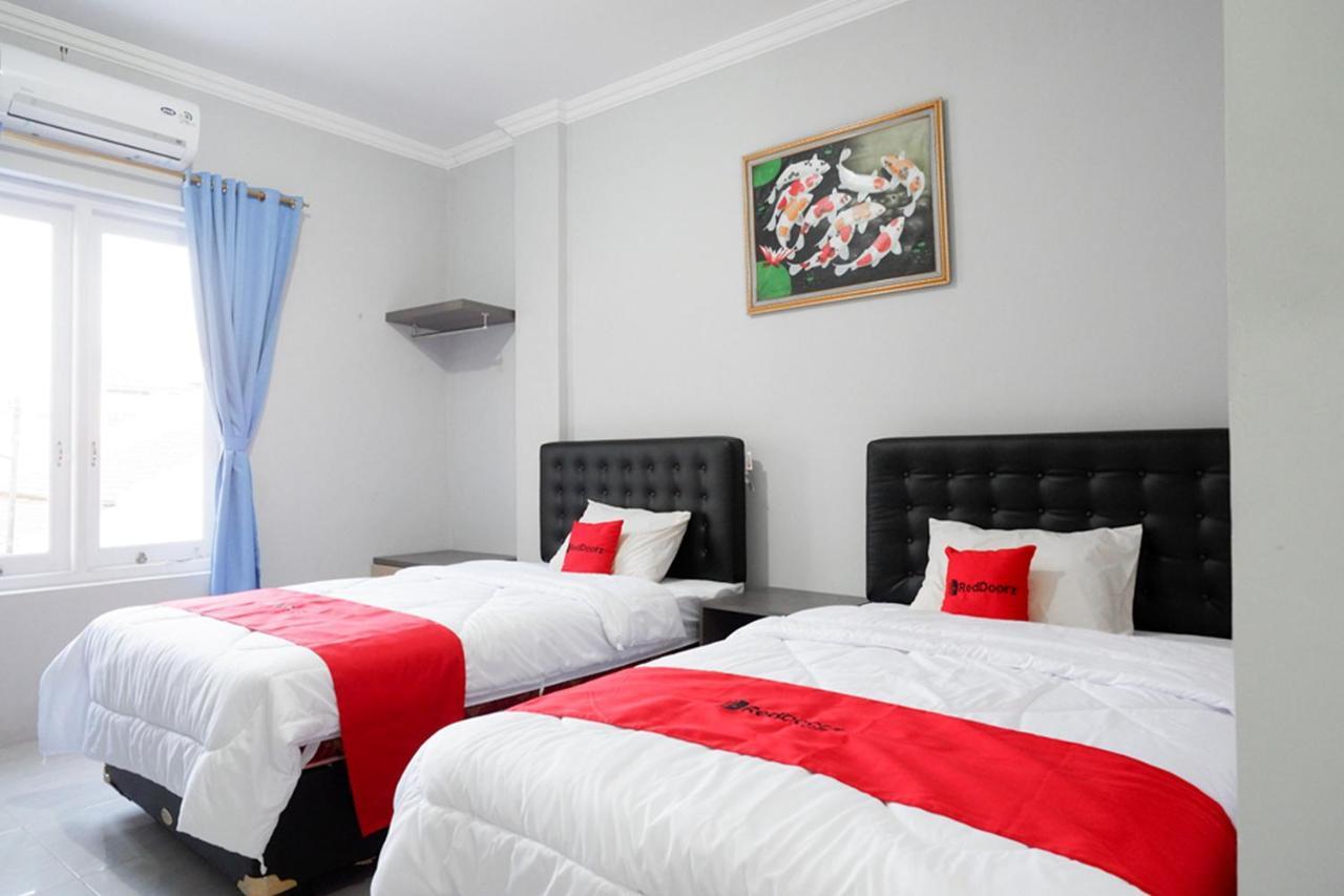 Отель Reddoorz Near Jalan Adi Sucipto Solo Экстерьер фото