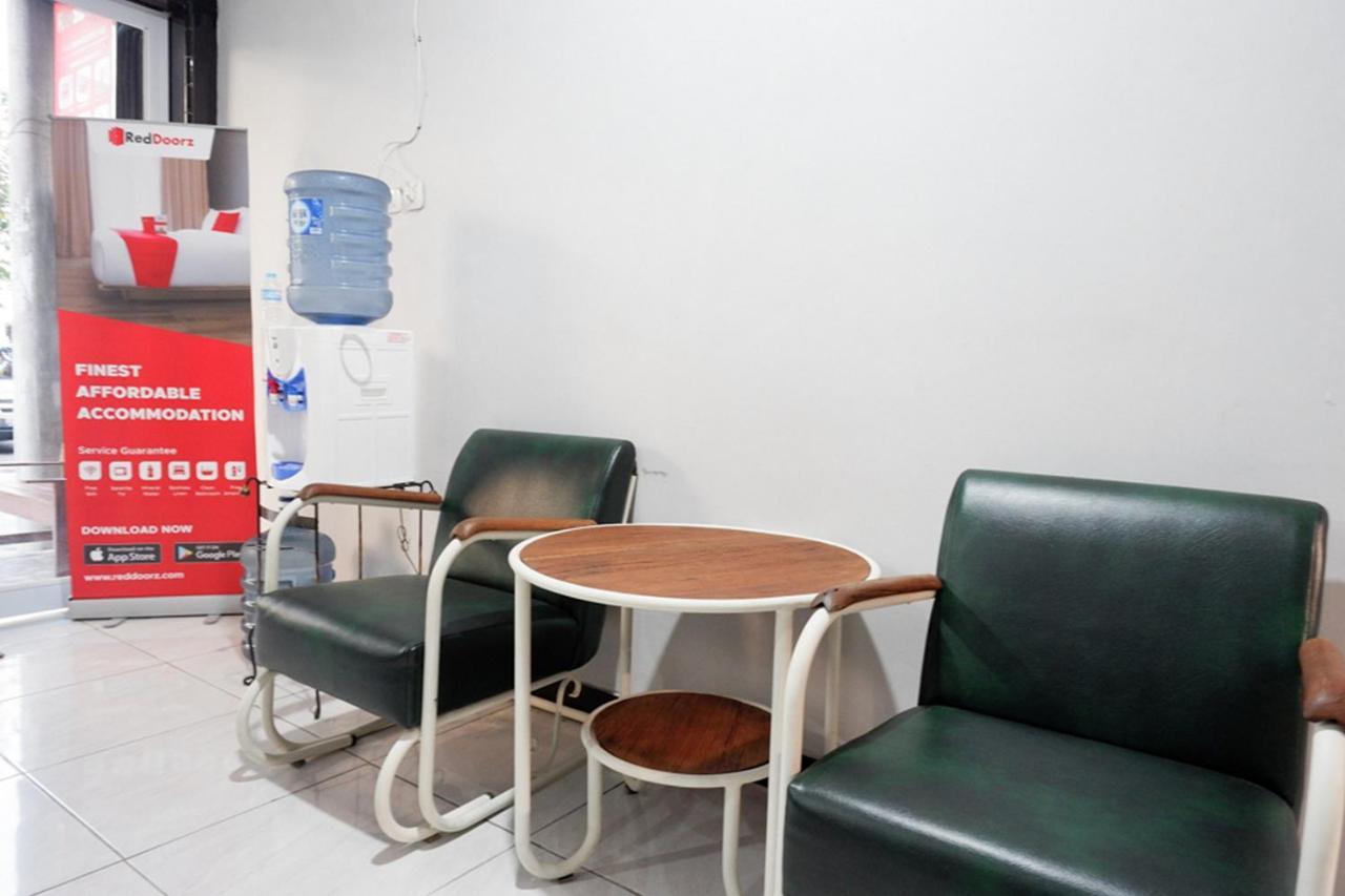 Отель Reddoorz Near Jalan Adi Sucipto Solo Экстерьер фото