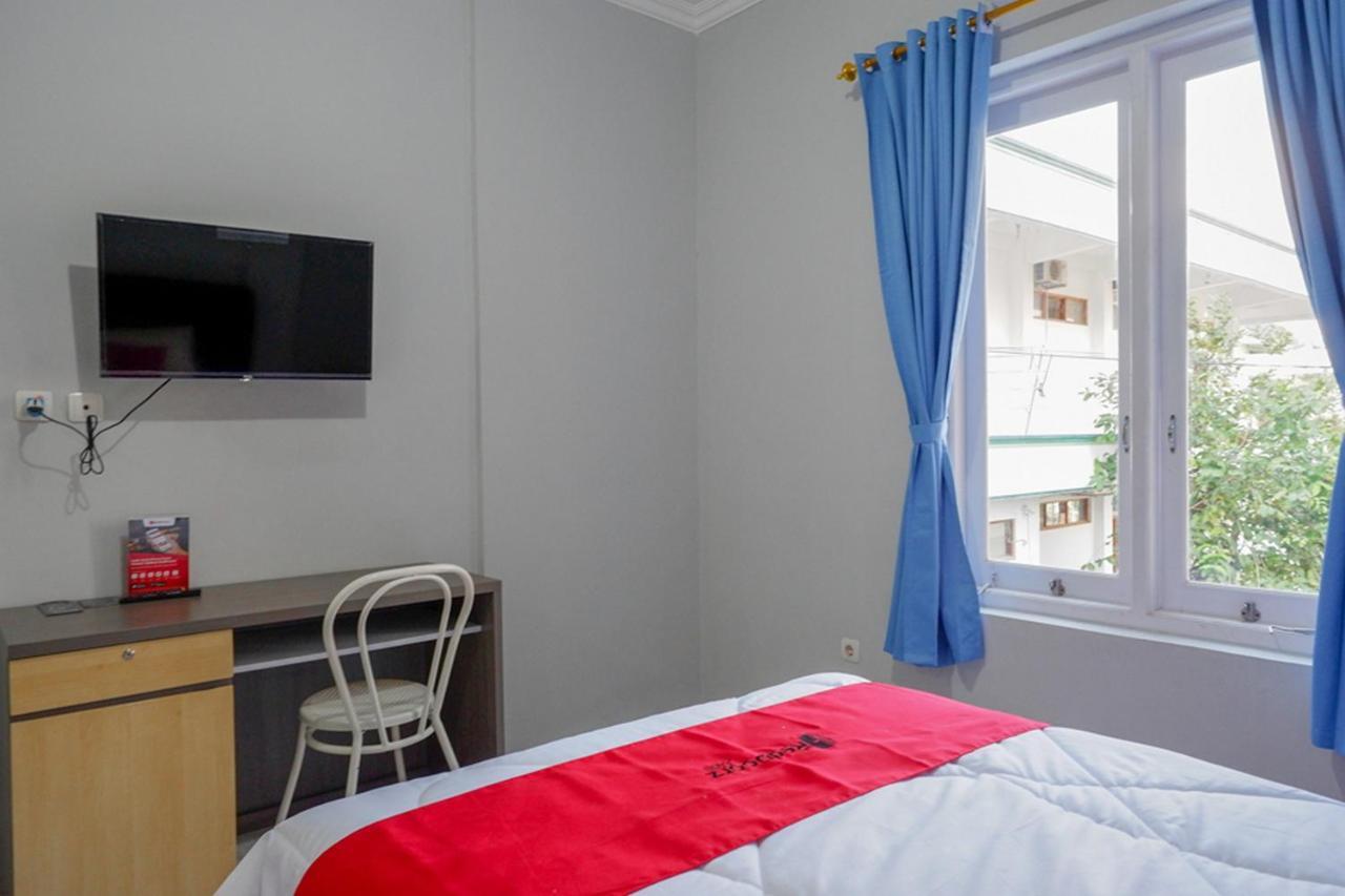 Отель Reddoorz Near Jalan Adi Sucipto Solo Экстерьер фото