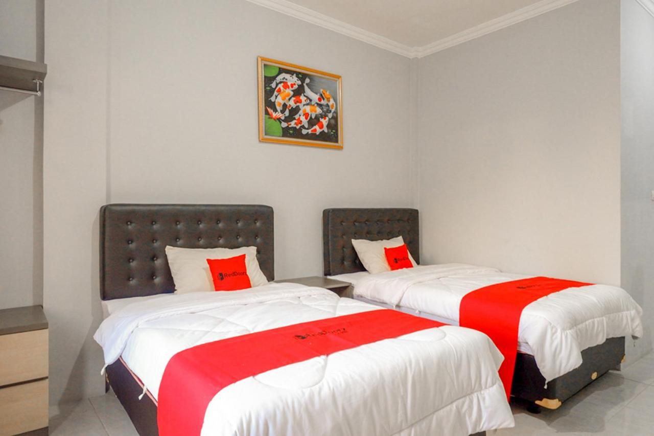 Отель Reddoorz Near Jalan Adi Sucipto Solo Экстерьер фото