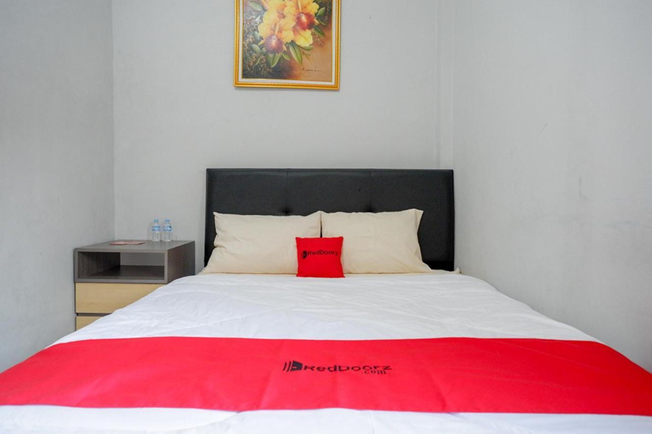 Отель Reddoorz Near Jalan Adi Sucipto Solo Экстерьер фото