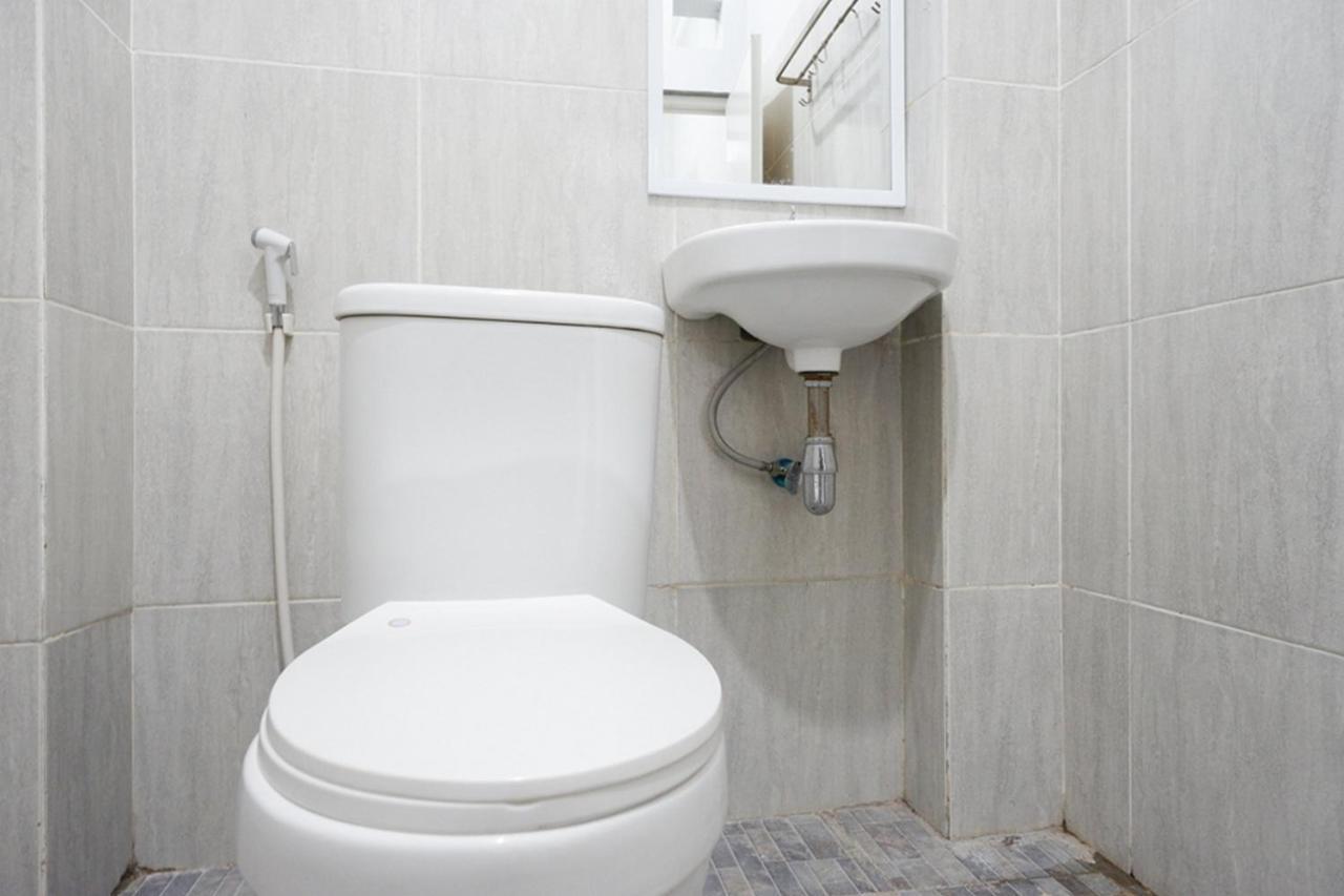 Отель Reddoorz Near Jalan Adi Sucipto Solo Экстерьер фото