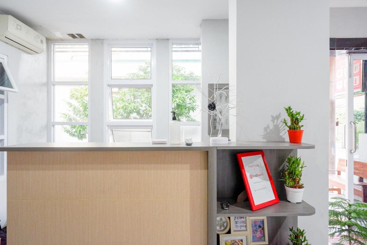 Отель Reddoorz Near Jalan Adi Sucipto Solo Экстерьер фото