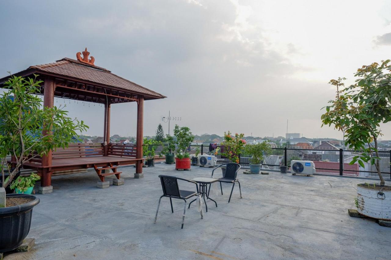 Отель Reddoorz Near Jalan Adi Sucipto Solo Экстерьер фото