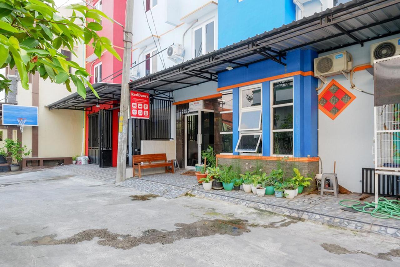 Отель Reddoorz Near Jalan Adi Sucipto Solo Экстерьер фото