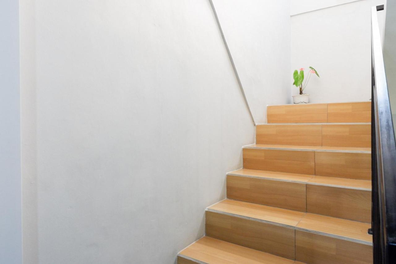 Отель Reddoorz Near Jalan Adi Sucipto Solo Экстерьер фото