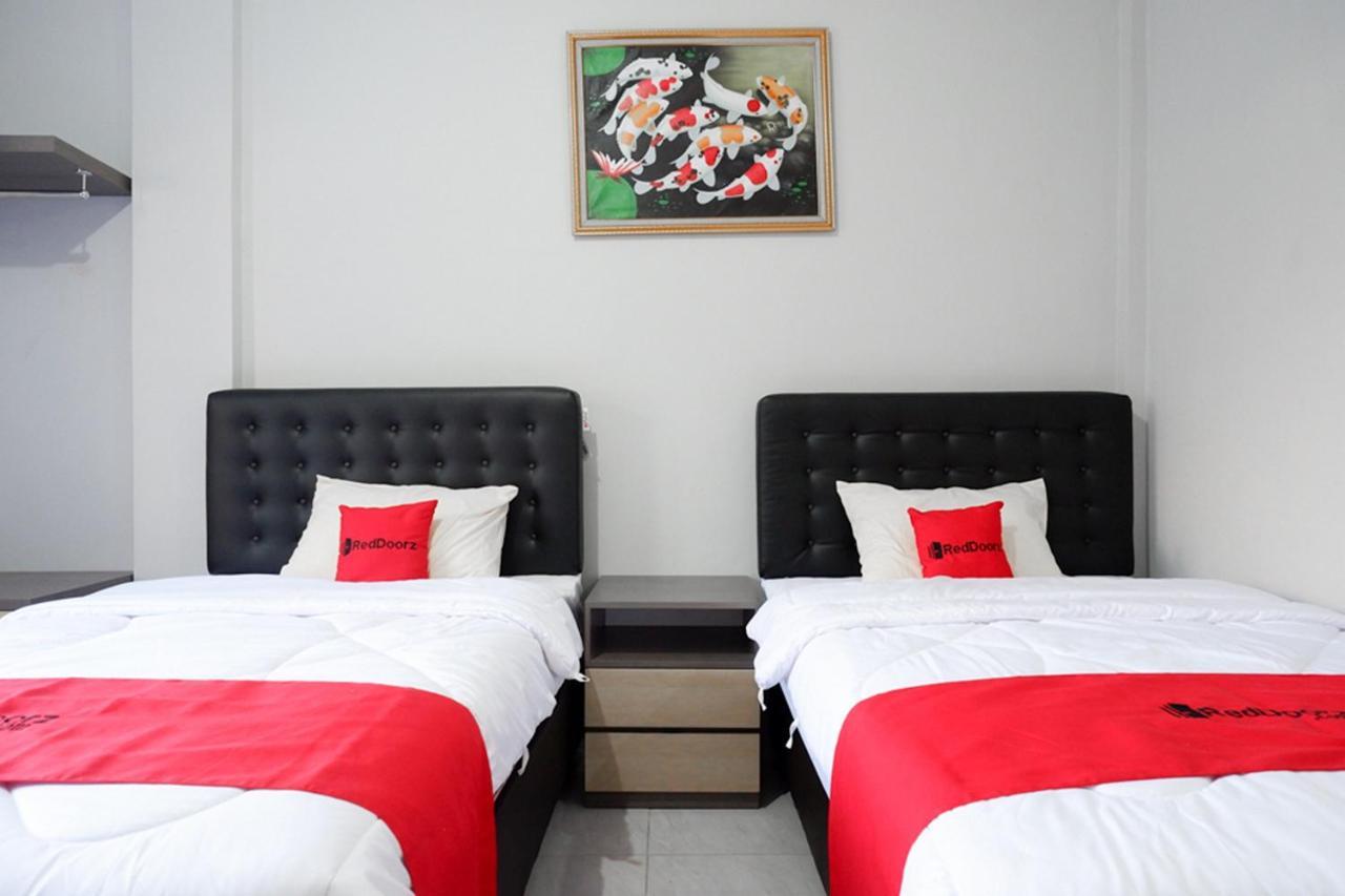 Отель Reddoorz Near Jalan Adi Sucipto Solo Экстерьер фото