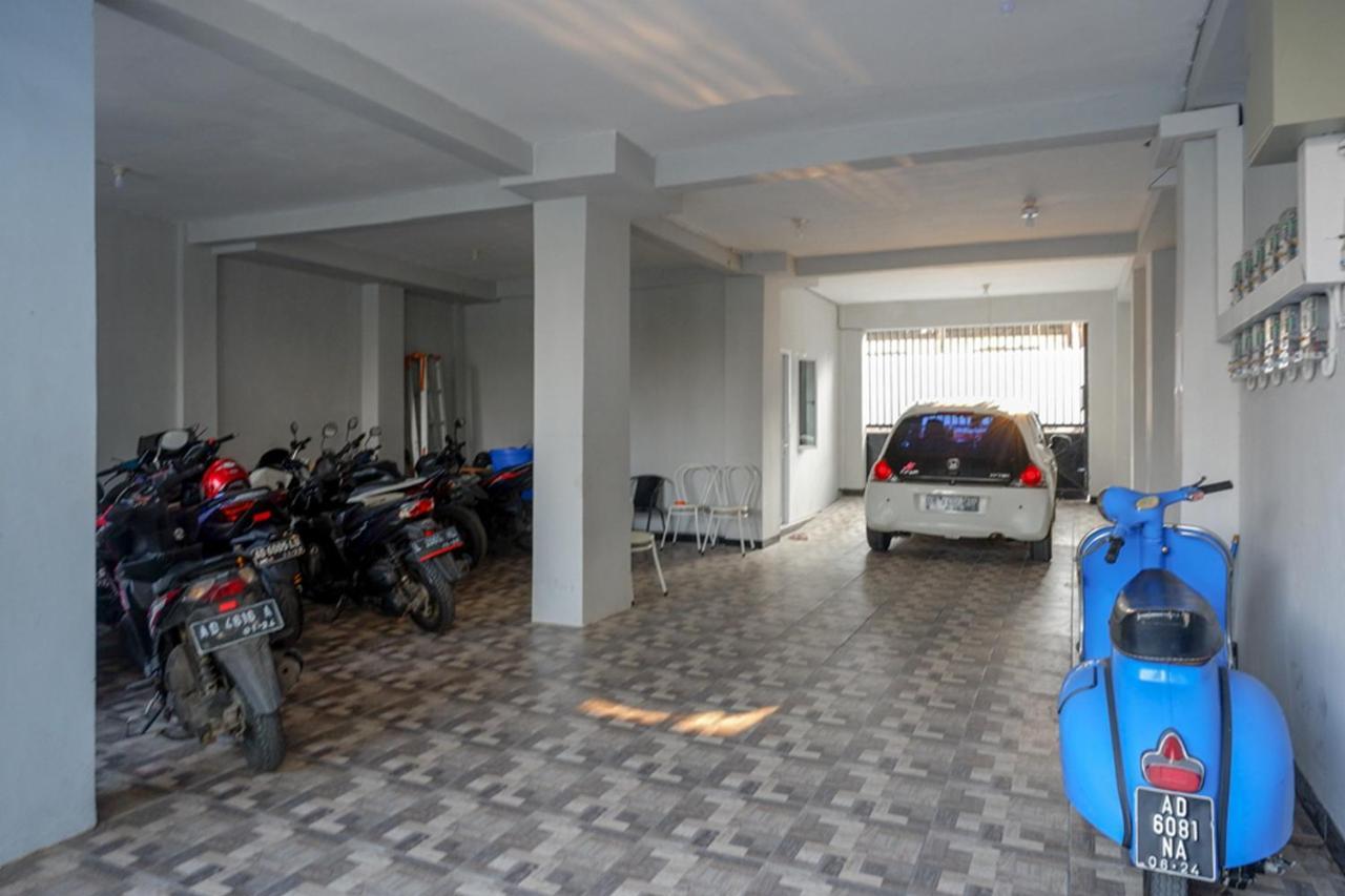 Отель Reddoorz Near Jalan Adi Sucipto Solo Экстерьер фото