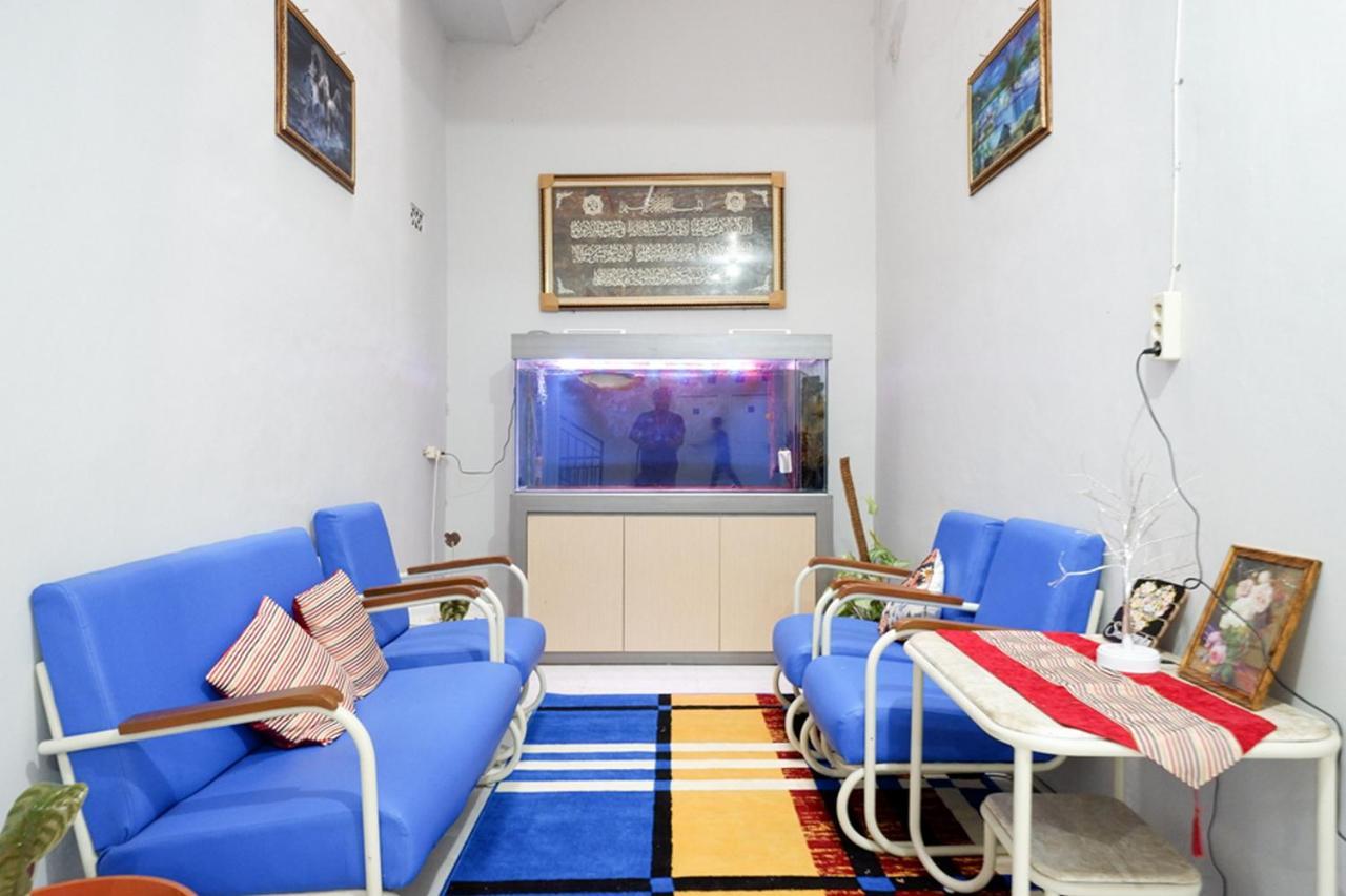 Отель Reddoorz Near Jalan Adi Sucipto Solo Экстерьер фото