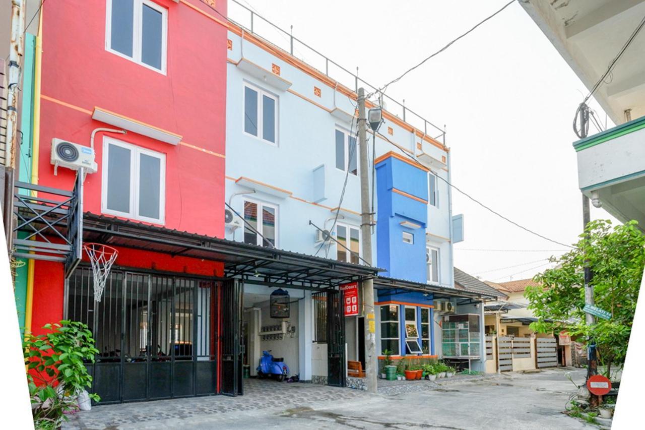 Отель Reddoorz Near Jalan Adi Sucipto Solo Экстерьер фото