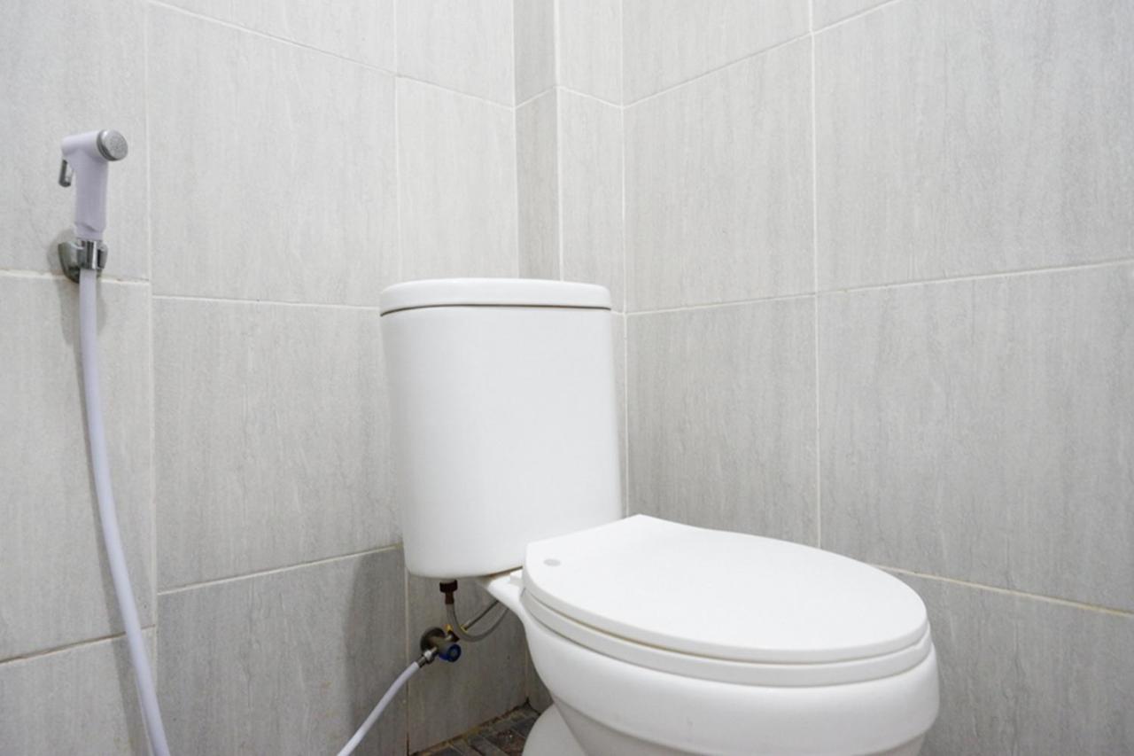 Отель Reddoorz Near Jalan Adi Sucipto Solo Экстерьер фото