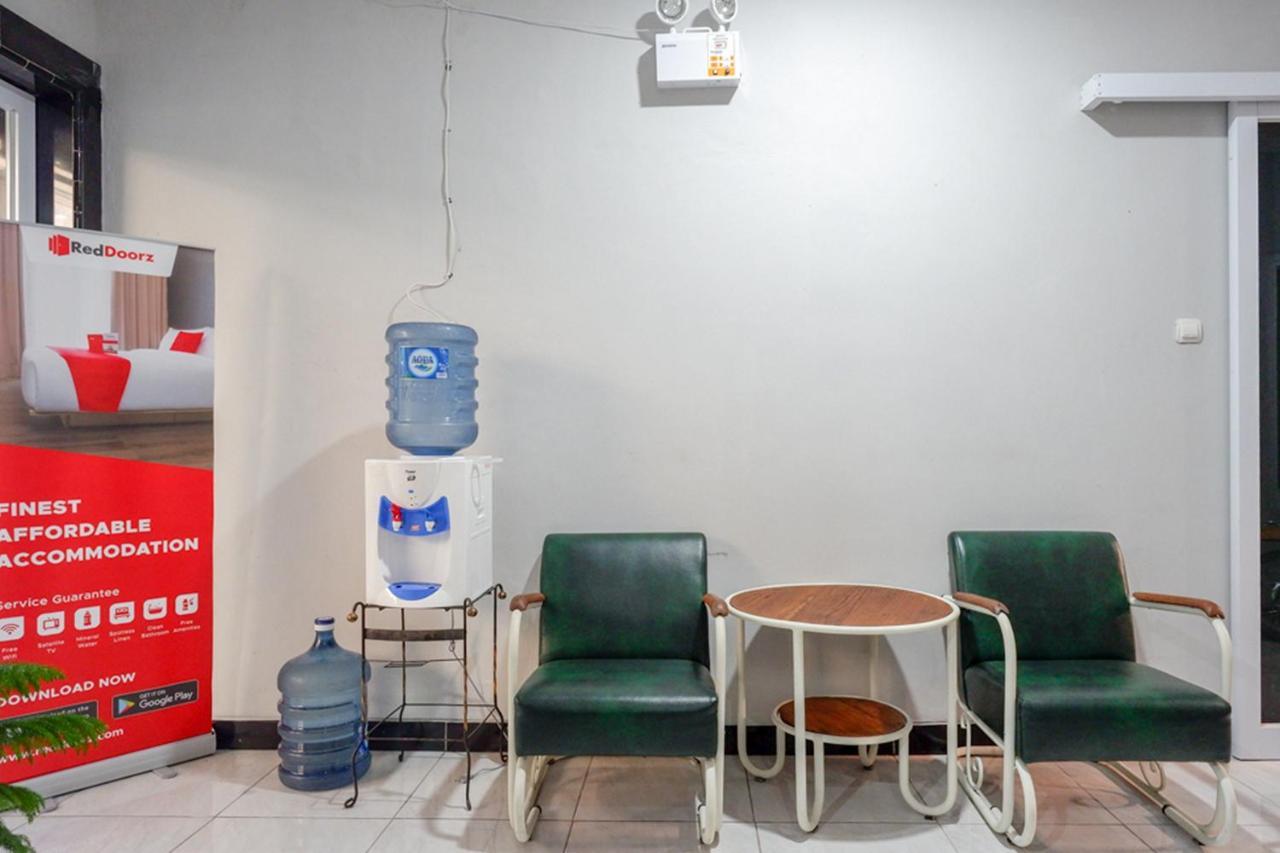 Отель Reddoorz Near Jalan Adi Sucipto Solo Экстерьер фото
