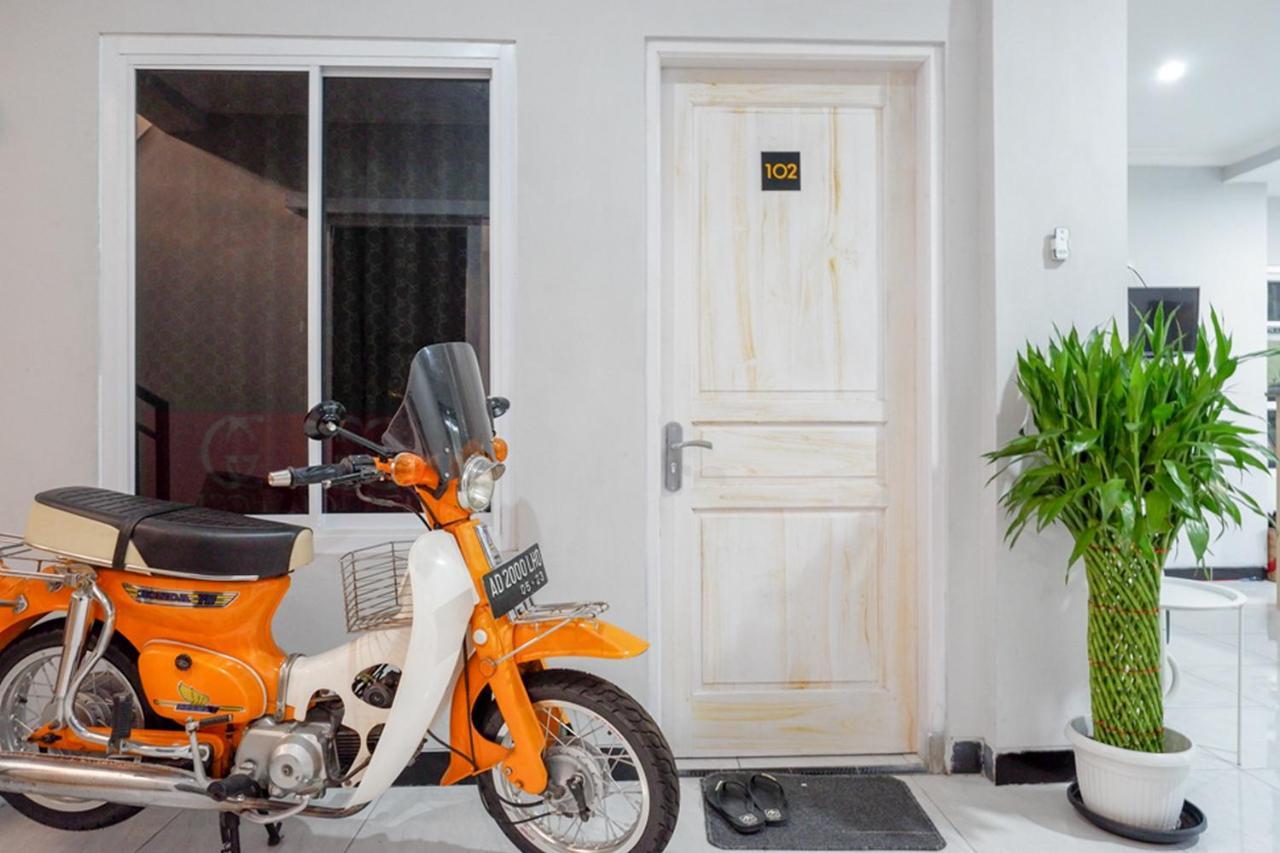 Отель Reddoorz Near Jalan Adi Sucipto Solo Экстерьер фото
