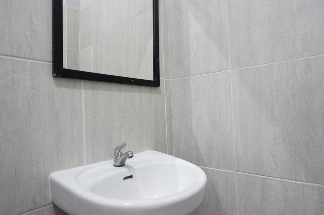 Отель Reddoorz Near Jalan Adi Sucipto Solo Экстерьер фото