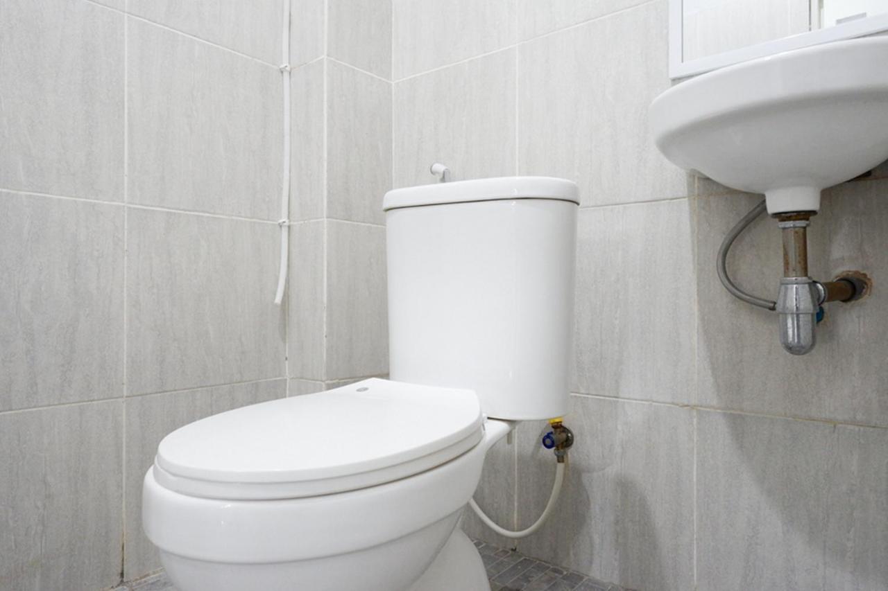 Отель Reddoorz Near Jalan Adi Sucipto Solo Экстерьер фото