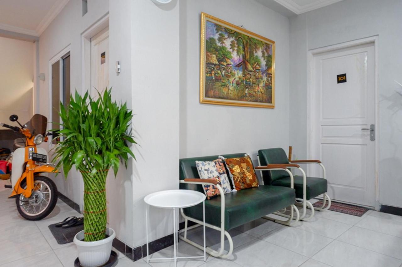 Отель Reddoorz Near Jalan Adi Sucipto Solo Экстерьер фото