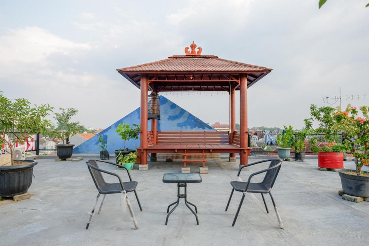 Отель Reddoorz Near Jalan Adi Sucipto Solo Экстерьер фото