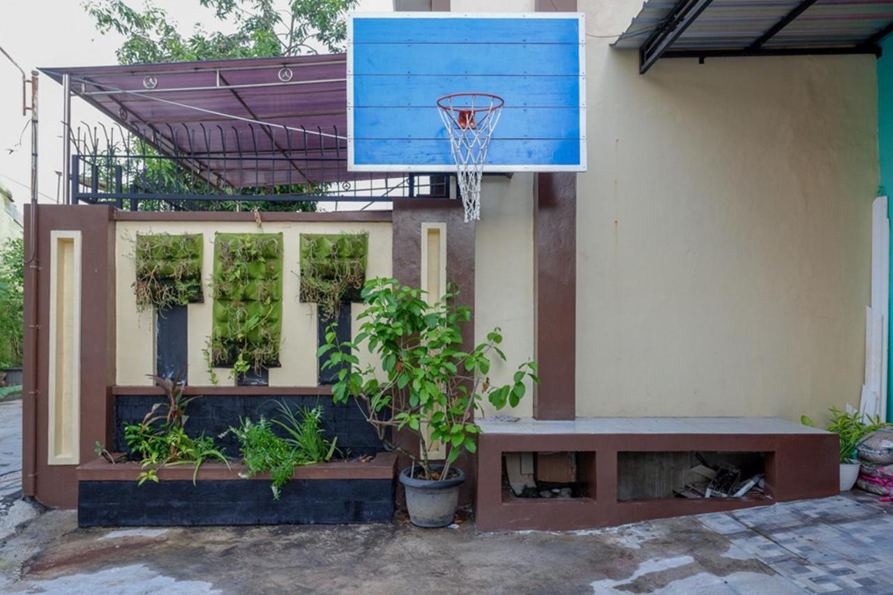 Отель Reddoorz Near Jalan Adi Sucipto Solo Экстерьер фото