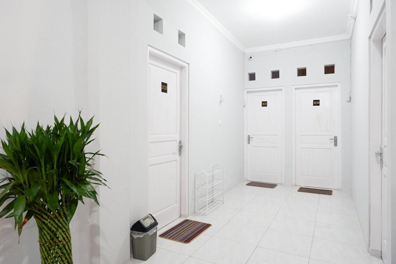 Отель Reddoorz Near Jalan Adi Sucipto Solo Экстерьер фото