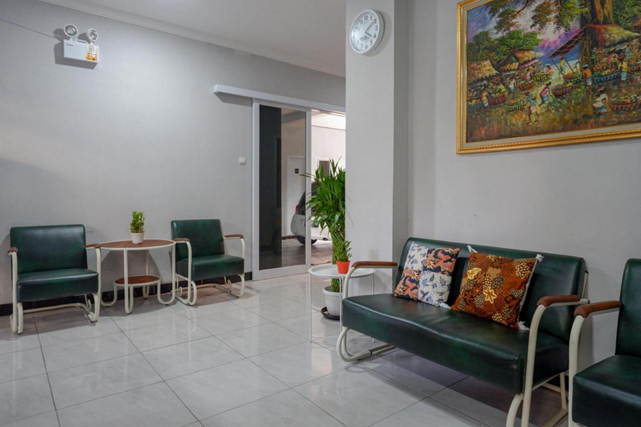 Отель Reddoorz Near Jalan Adi Sucipto Solo Экстерьер фото
