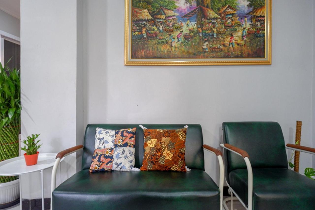 Отель Reddoorz Near Jalan Adi Sucipto Solo Экстерьер фото