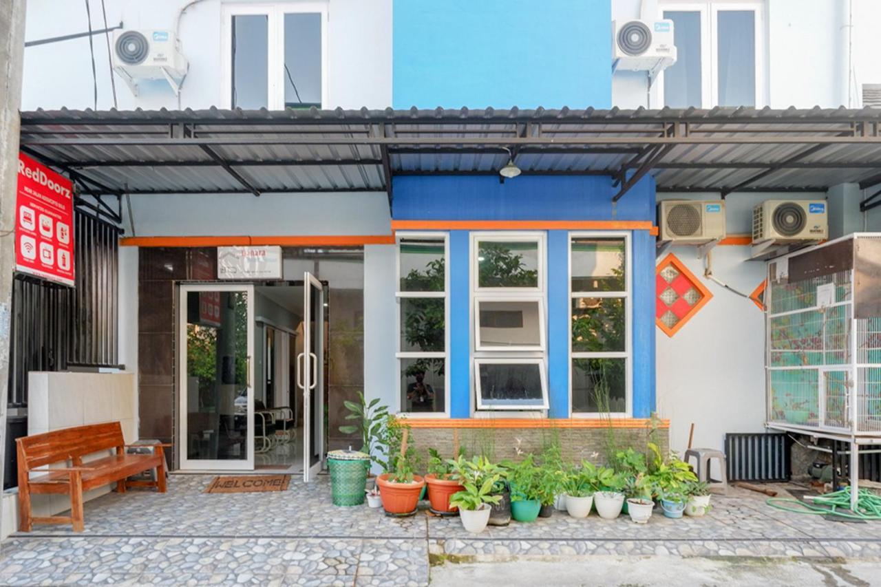Отель Reddoorz Near Jalan Adi Sucipto Solo Экстерьер фото